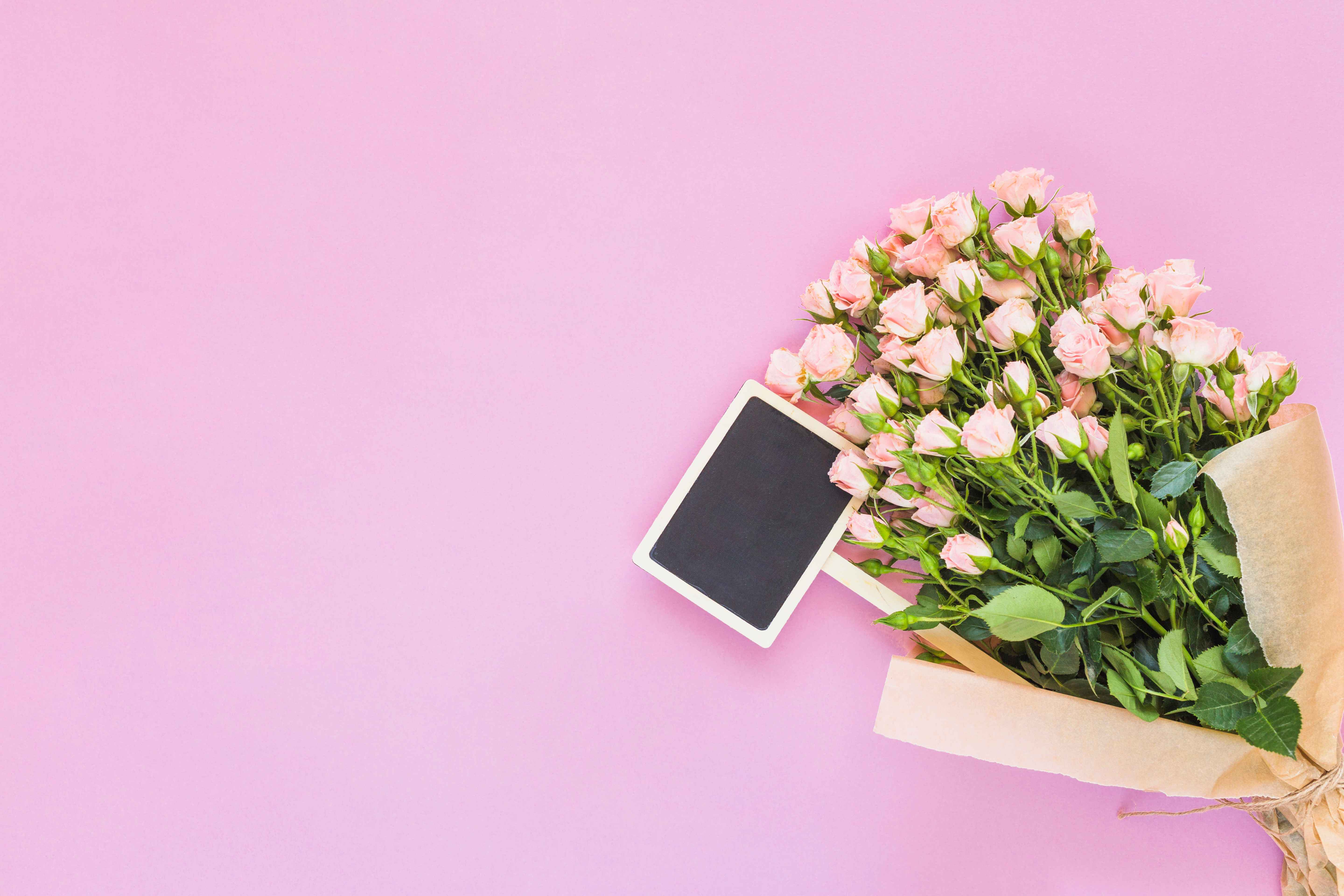 باقة زهور موضوعة على خلفية وردية