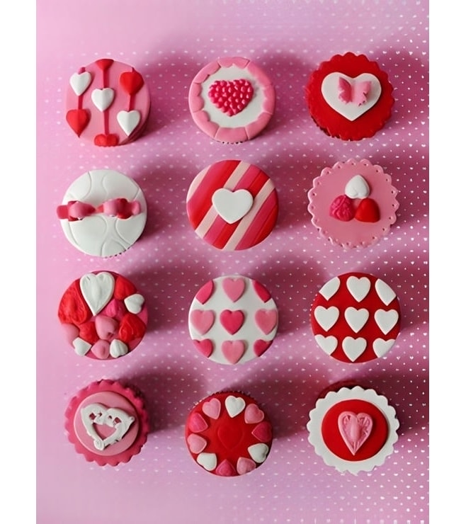 ستة كب كيك مغطاة بالحب