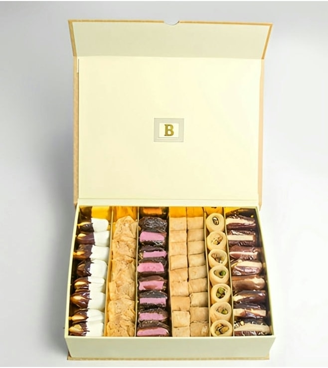 مجموعة حلويات وتمر متنوعة بمناسبة العيد