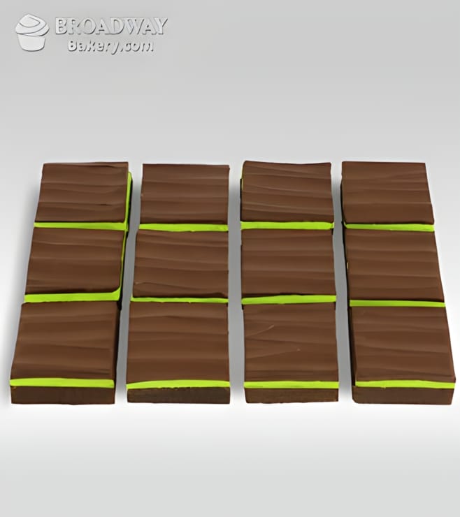 ستة براونيز شوكولاتة غنية مع كريمة النعناع والفدج