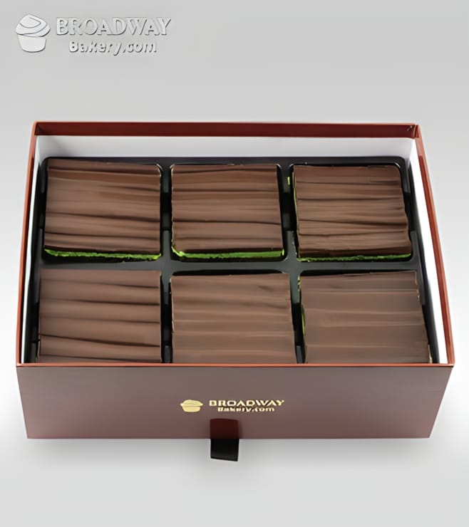 ستة براونيز شوكولاتة غنية مع كريمة النعناع والفدج