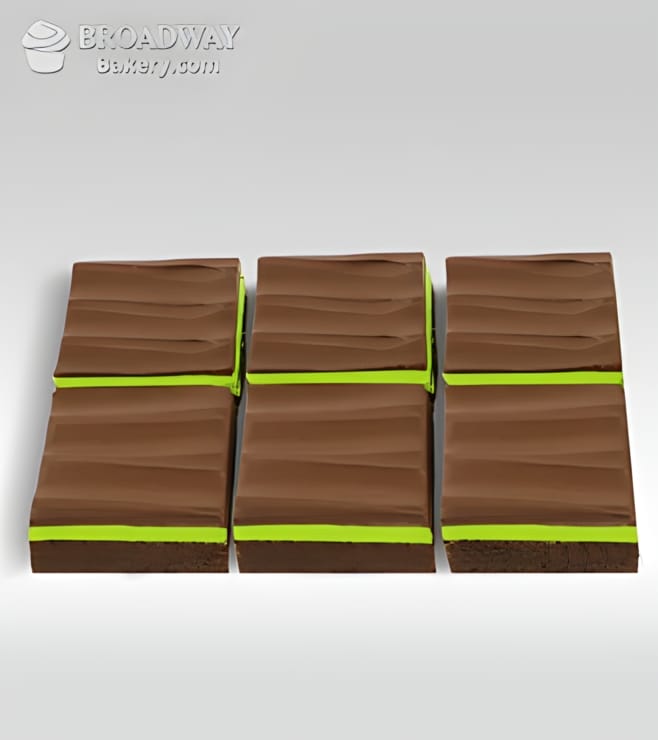 ستة براونيز شوكولاتة غنية مع كريمة النعناع والفدج