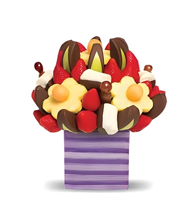 باقة فواكه مع عنب أرجواني وتوت وملون