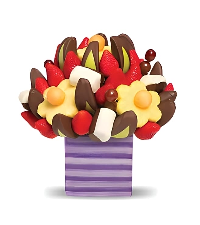 باقة فواكه مع عنب أرجواني وتوت وملون