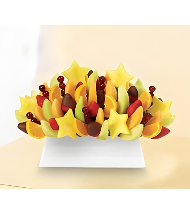 باقة فواكه مع الفراولة والبطيخ والعنب