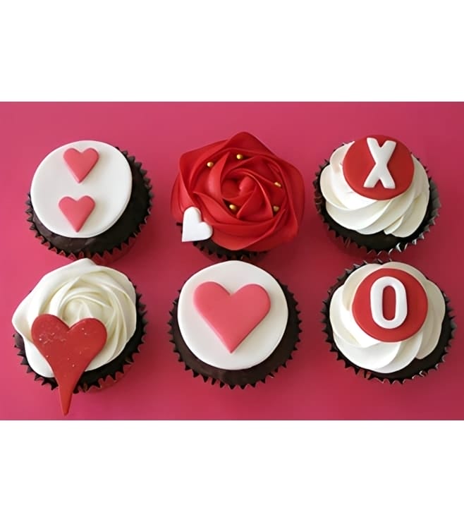 عناق وقبلات دزينة من الكب كيك