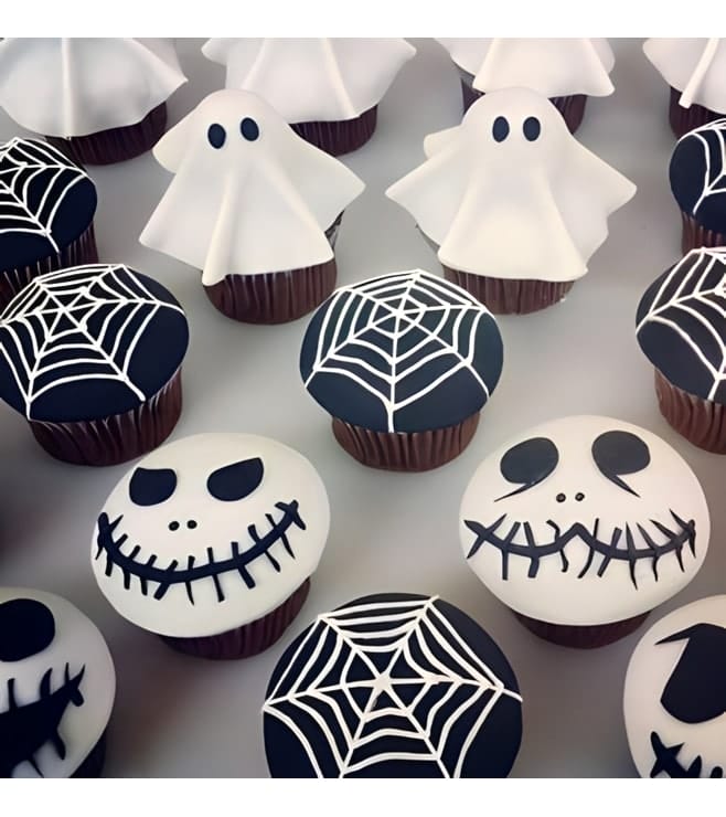 قدميها في الكب كيك الداكنة