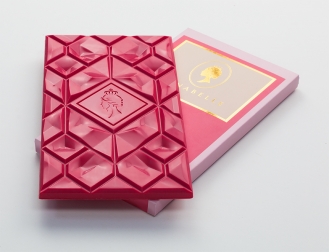 لوح شوكولاتة كبير بنكهة التوت مع تصميم هندسي