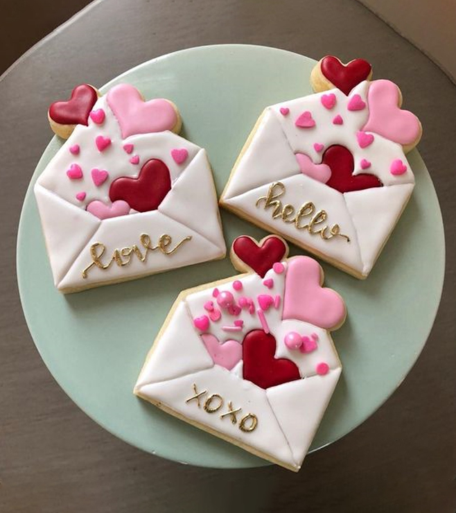 مرسل مع كعكات الحب