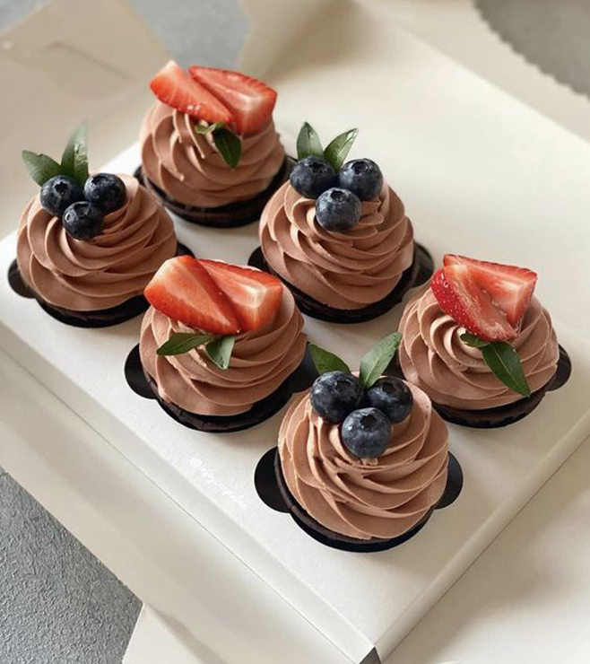 كب كيك الفراولة والتوت الأزرق