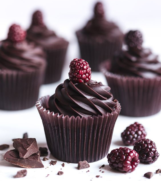 كب كيك شوكولاتة التوت الأسود