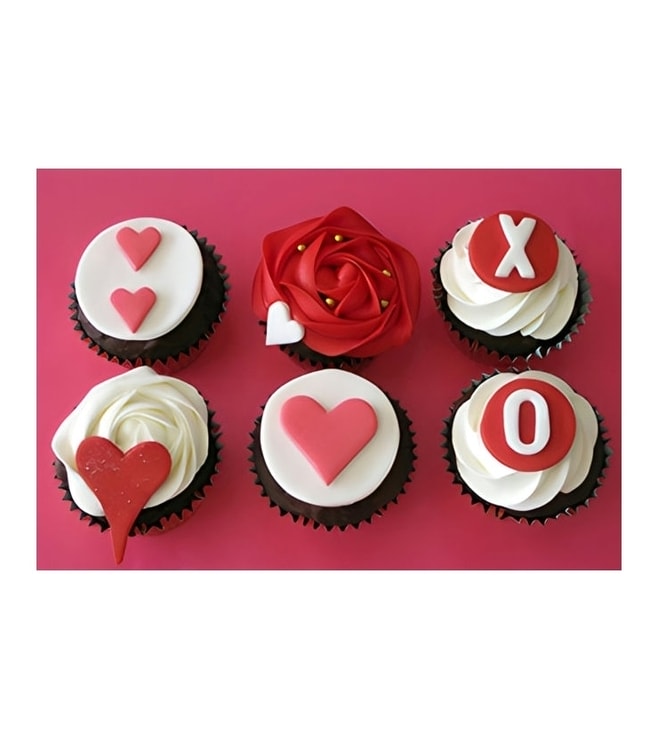 عناق وقبلات دزينة من الكب كيك