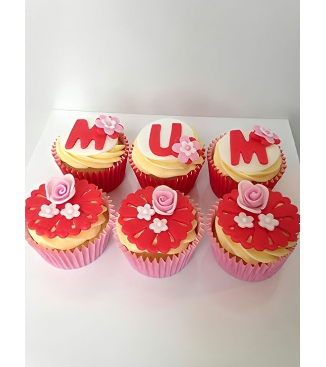 كب كيك بألوان زاهية