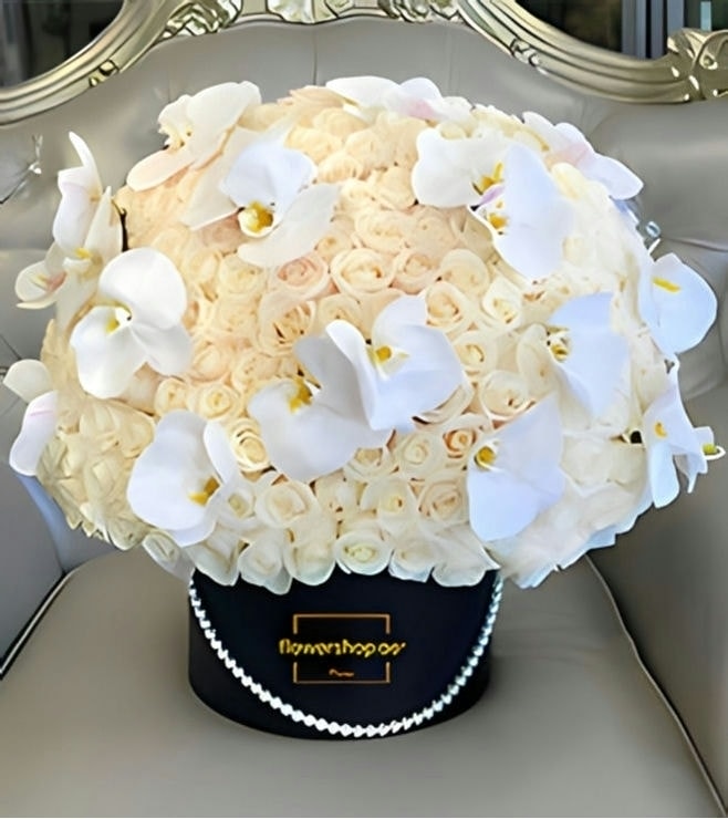 صندوق قبعات وردي بألوان سماوية