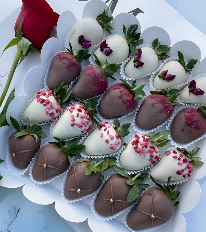 الفراولة الأنيقة والساحرة