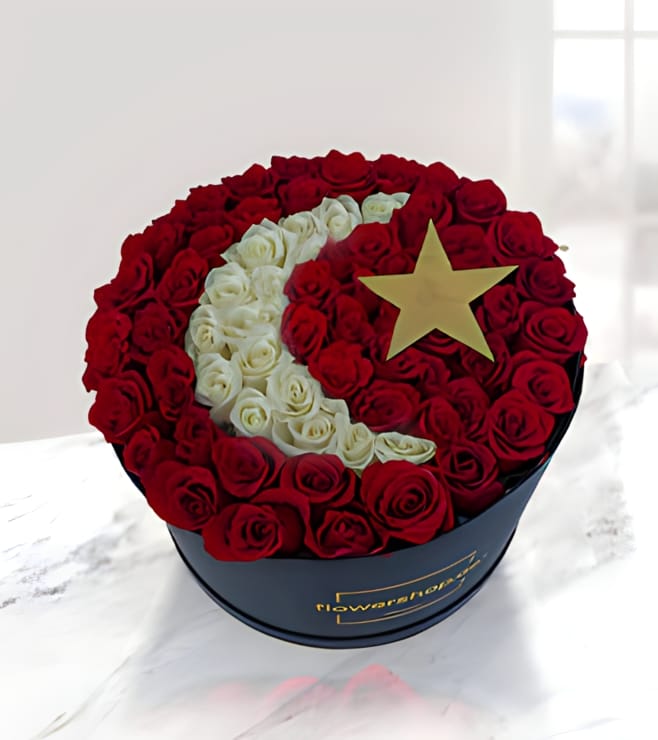 صندوق قبعات أسود على شكل هلال