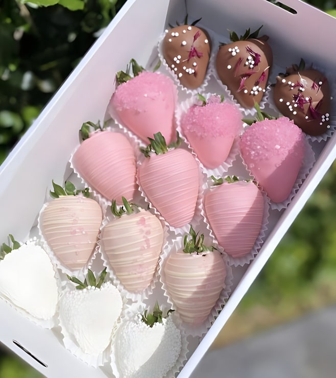 قطع الفراولة المغطاة بالشوكولاتة