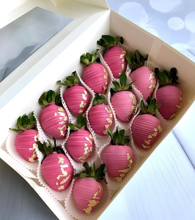 فراولة مغموسة بالشوكولاتة وردية اللون