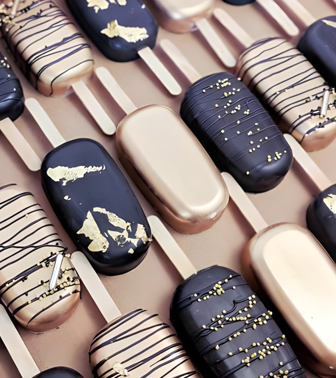 كعكات بلون أزرق داكن