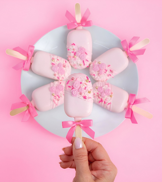 كعكات مثلجة باللون الوردي