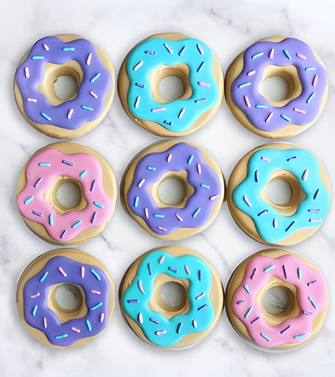كعكات دونات مزينة بألوان قوس قزح