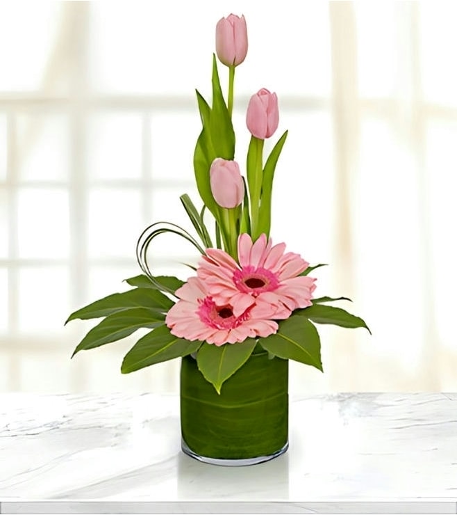 جنيات وردية عائمة