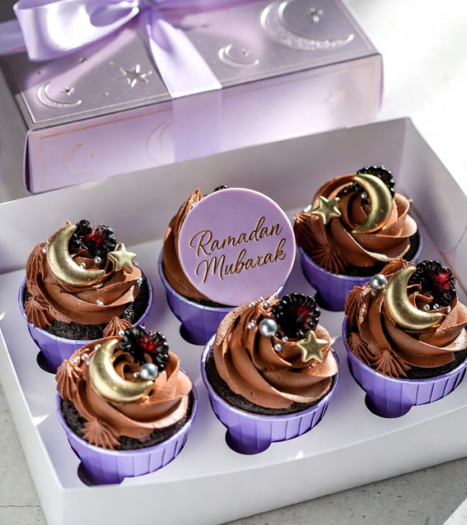 Shining Blackberry Cupcakes