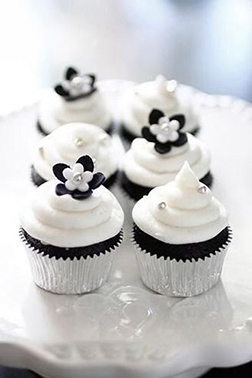 Snow White Dozen Cupcakes