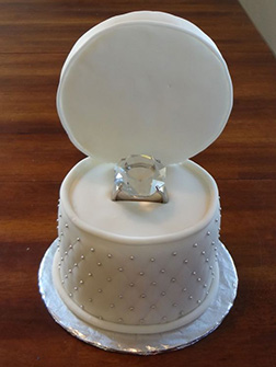 Ringbox Engangement Cake