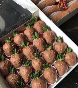 Chocolate Curl Berry Delights